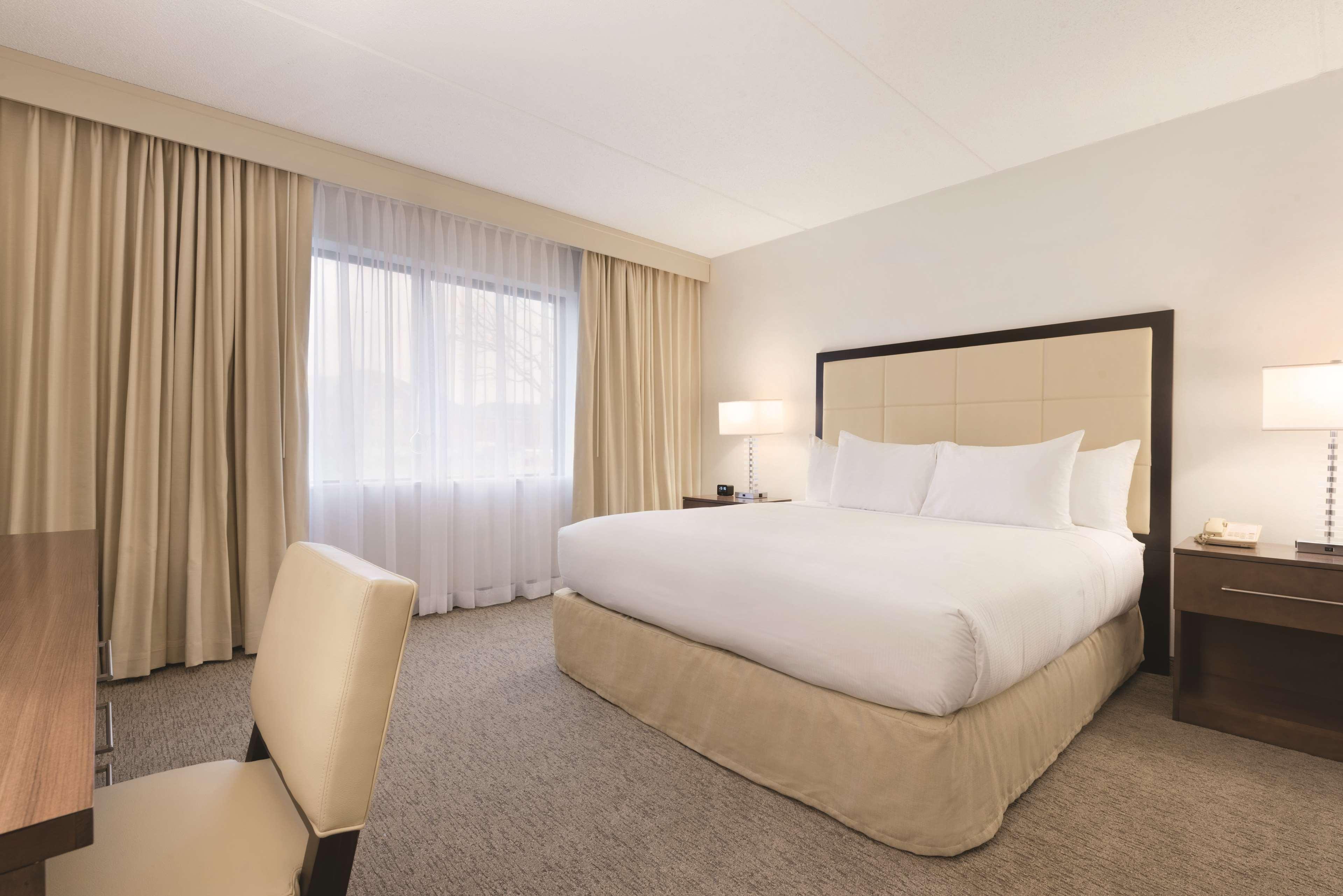 Embassy Suites By Hilton Milwaukee Brookfield Εξωτερικό φωτογραφία