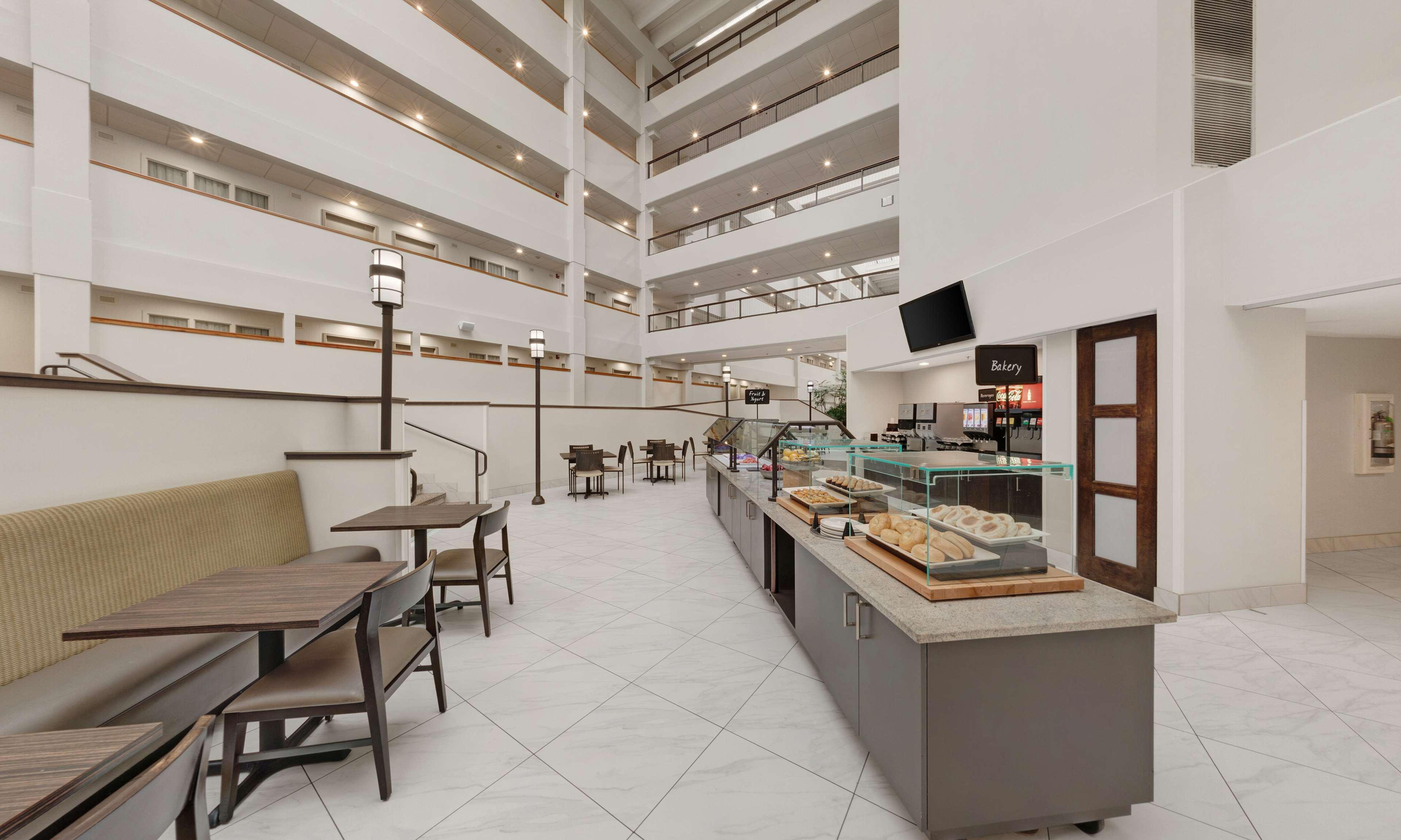 Embassy Suites By Hilton Milwaukee Brookfield Εξωτερικό φωτογραφία