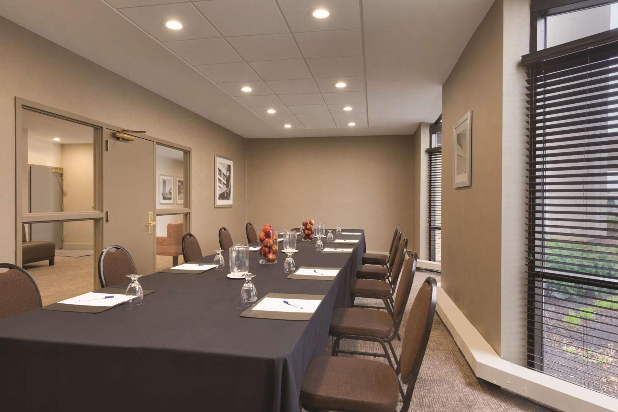 Embassy Suites By Hilton Milwaukee Brookfield Εξωτερικό φωτογραφία